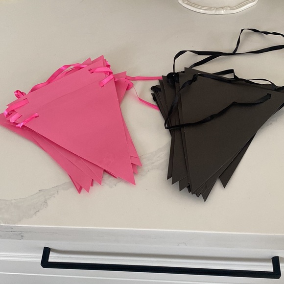 Box of Mini mouse birthday party decorations - Picture 8 of 9